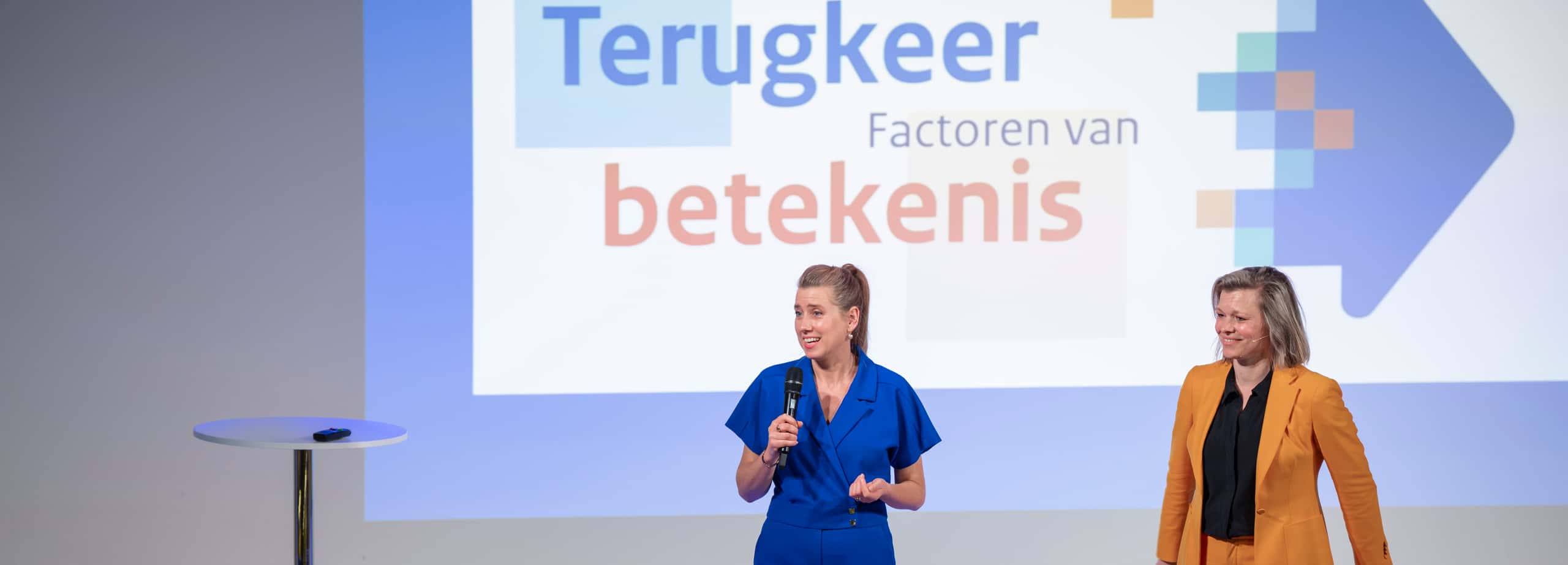 Dagvoorzitter en Claudia van der Horst op het podium bij de afsluiting van het event