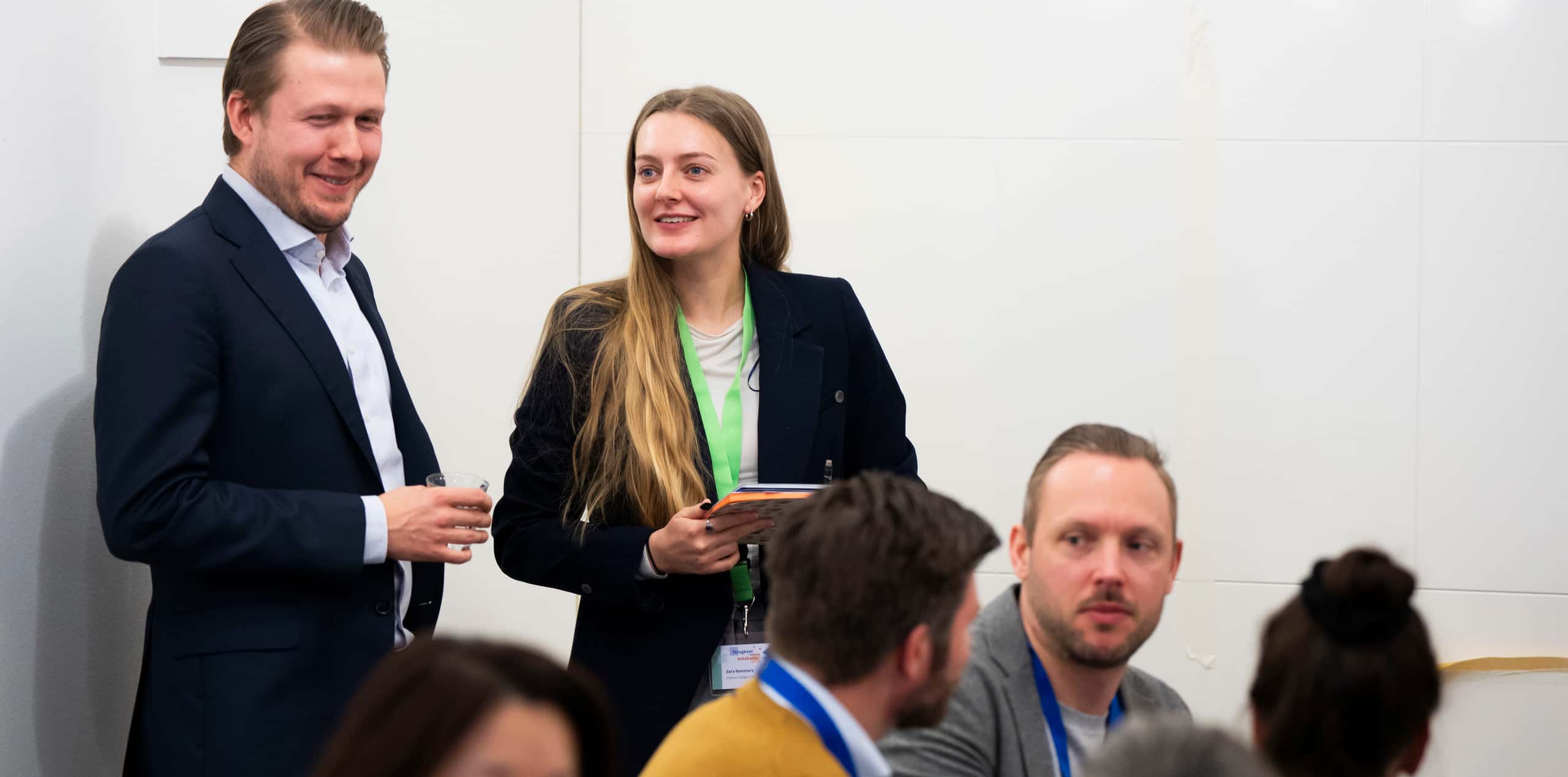 Deelnemers bespreken met elkaar de verschillende factoren