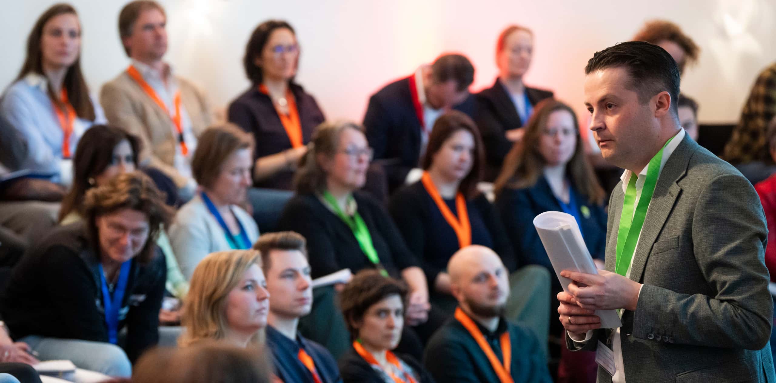 Klaassen op de voorgrond en publiek op de achtergrond