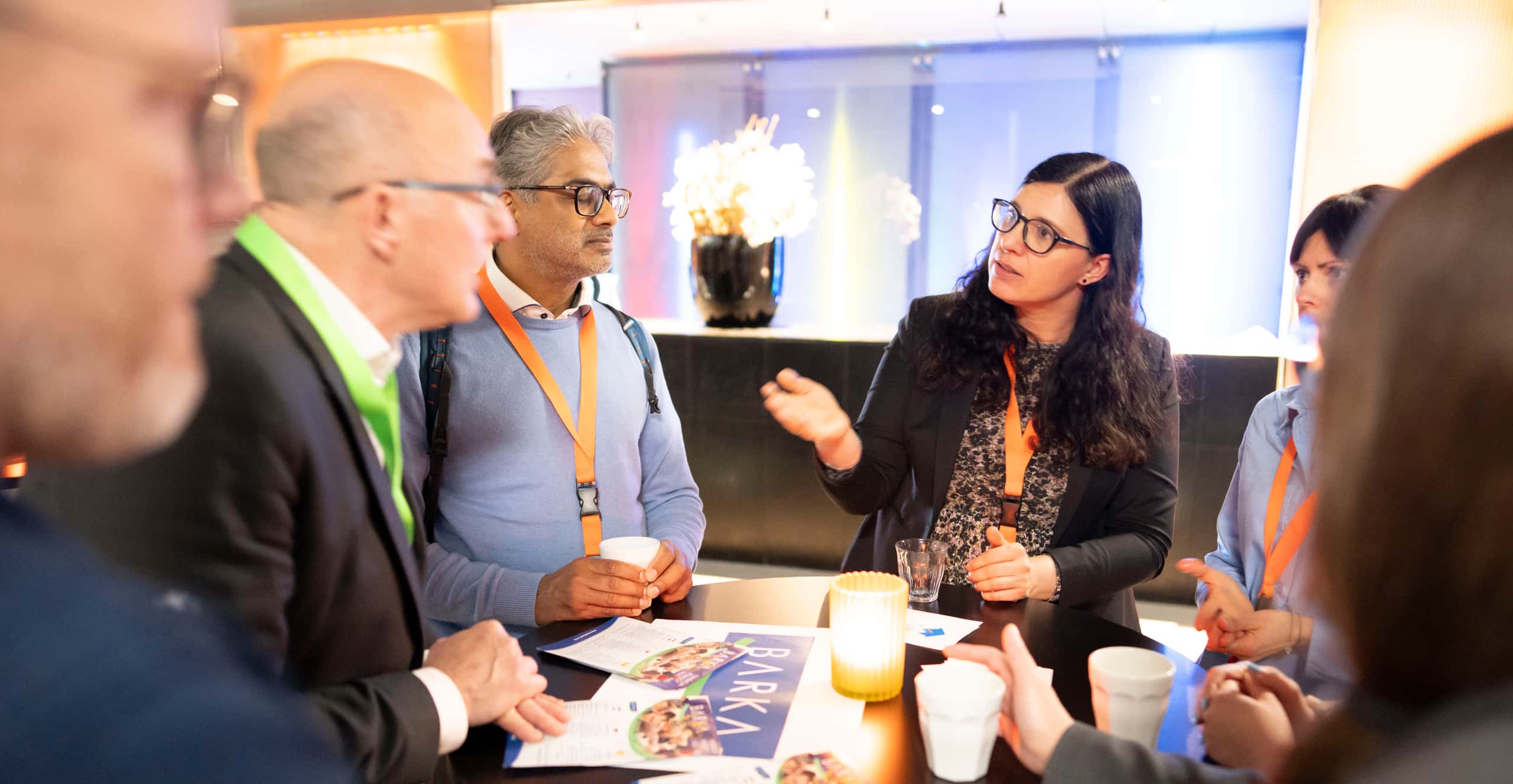 Deelnemers in gesprek met een van de ngo's