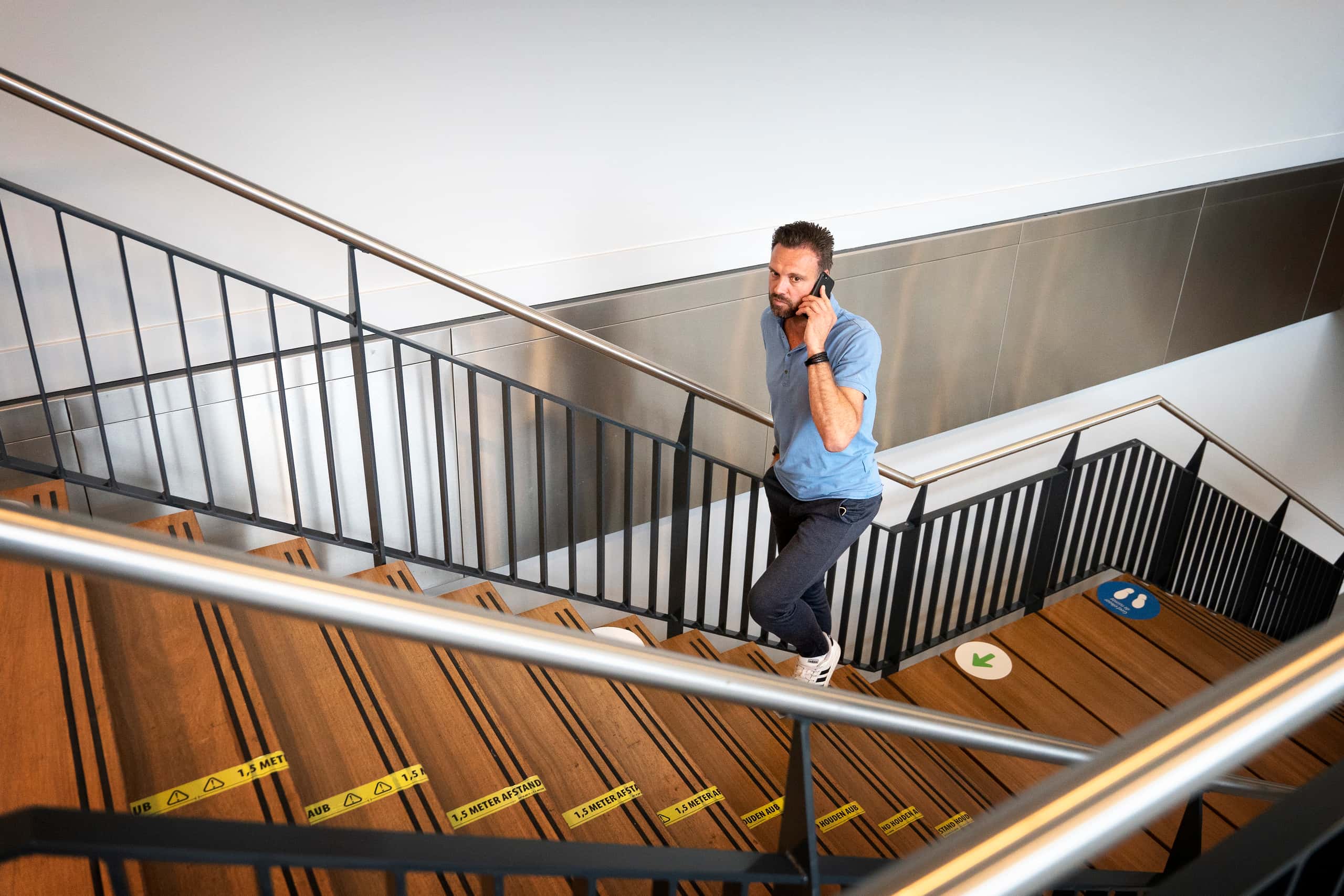 Zoon bellend in het trappenhuis van de DT&V locatie