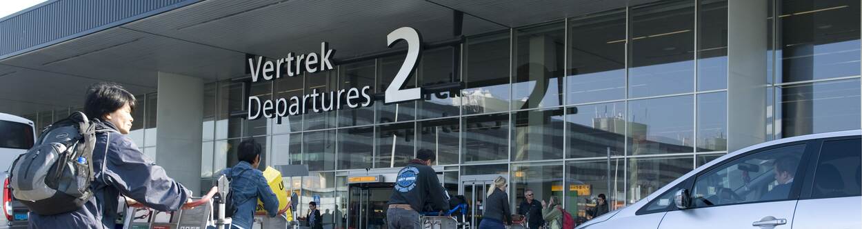 Vertrekhal buiten Schiphol