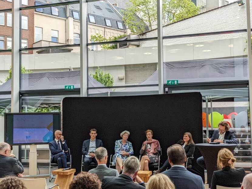 Panel met onder andere Jannita Robberse van de DT&V bij de slotconferentie