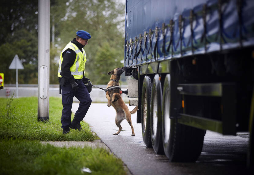 Controle vrachtwagen door Koninklijke Marechaussee