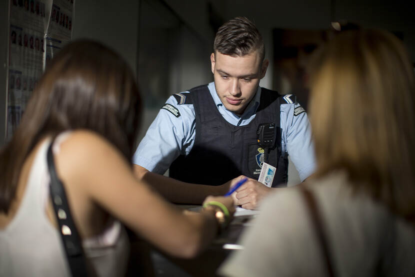 Koninklijke Marechaussee medewerker achter balie